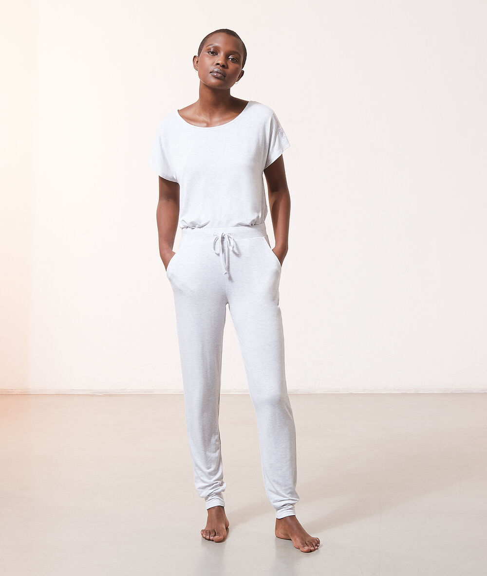 Pantalon de pyjama gris.
