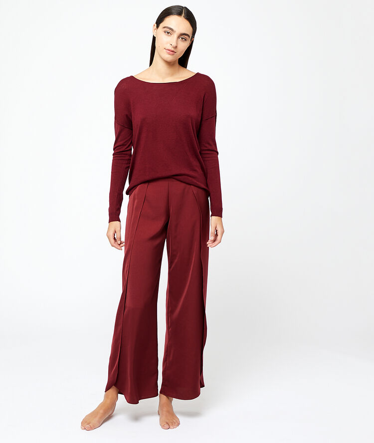 Pantalon large bordeaux grenat.