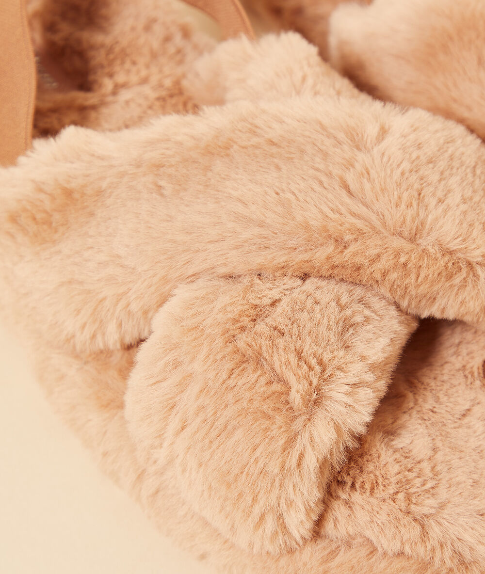 Chaussons mules ouvertes fourrés rose poudre.