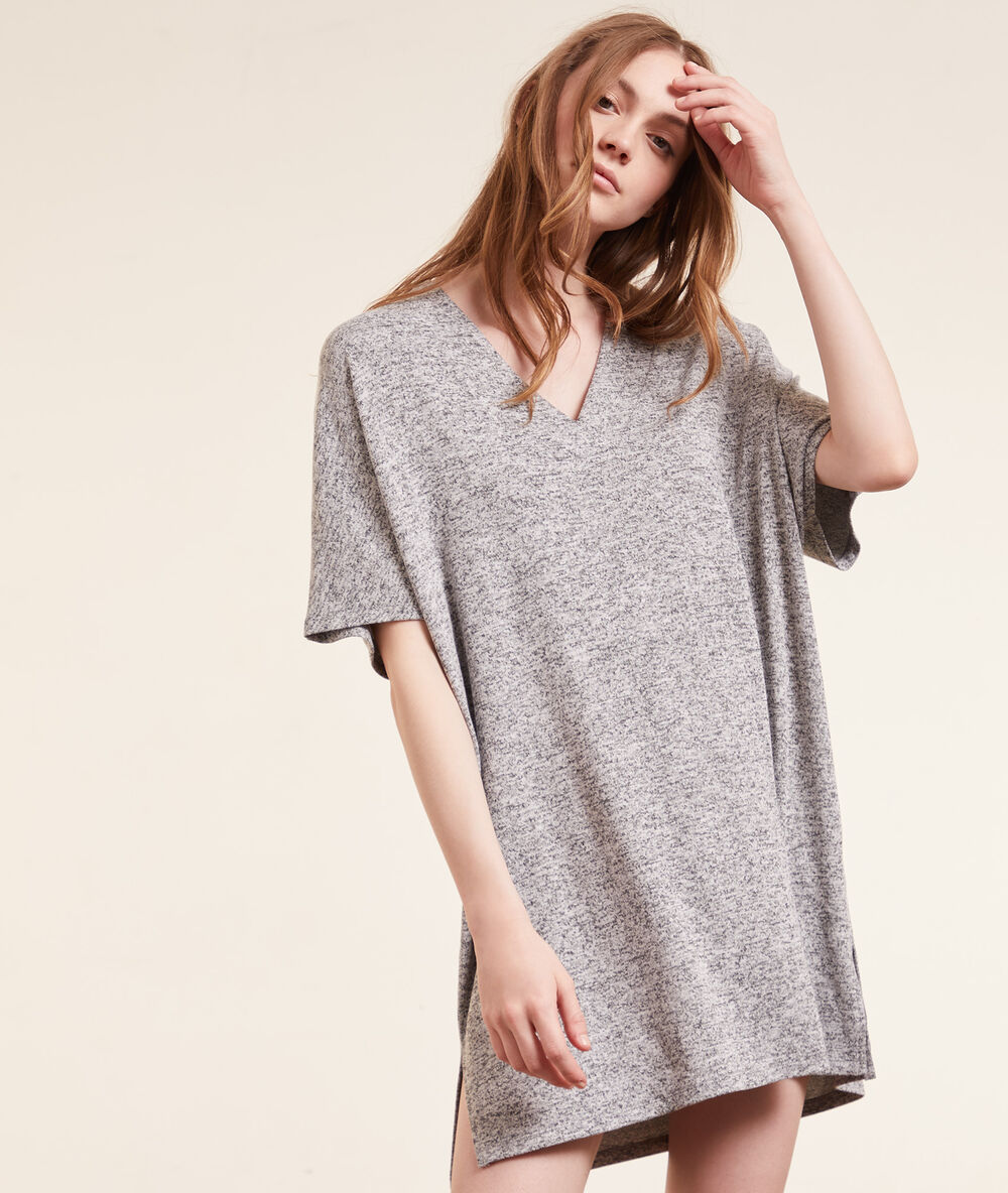 Chemise de nuit col v gris.