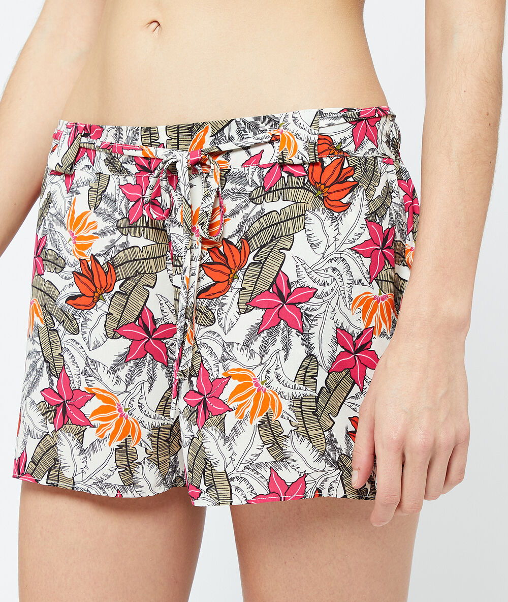 Short satiné imprimé rose.