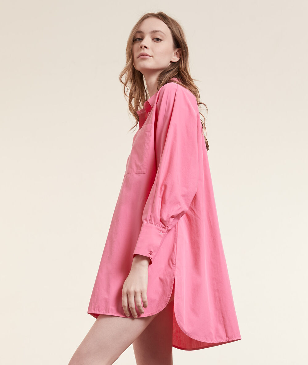 Chemise de nuit à boutons fushia.