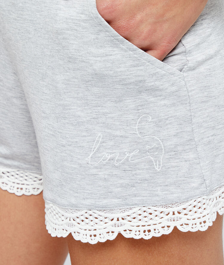 Short gris clair.