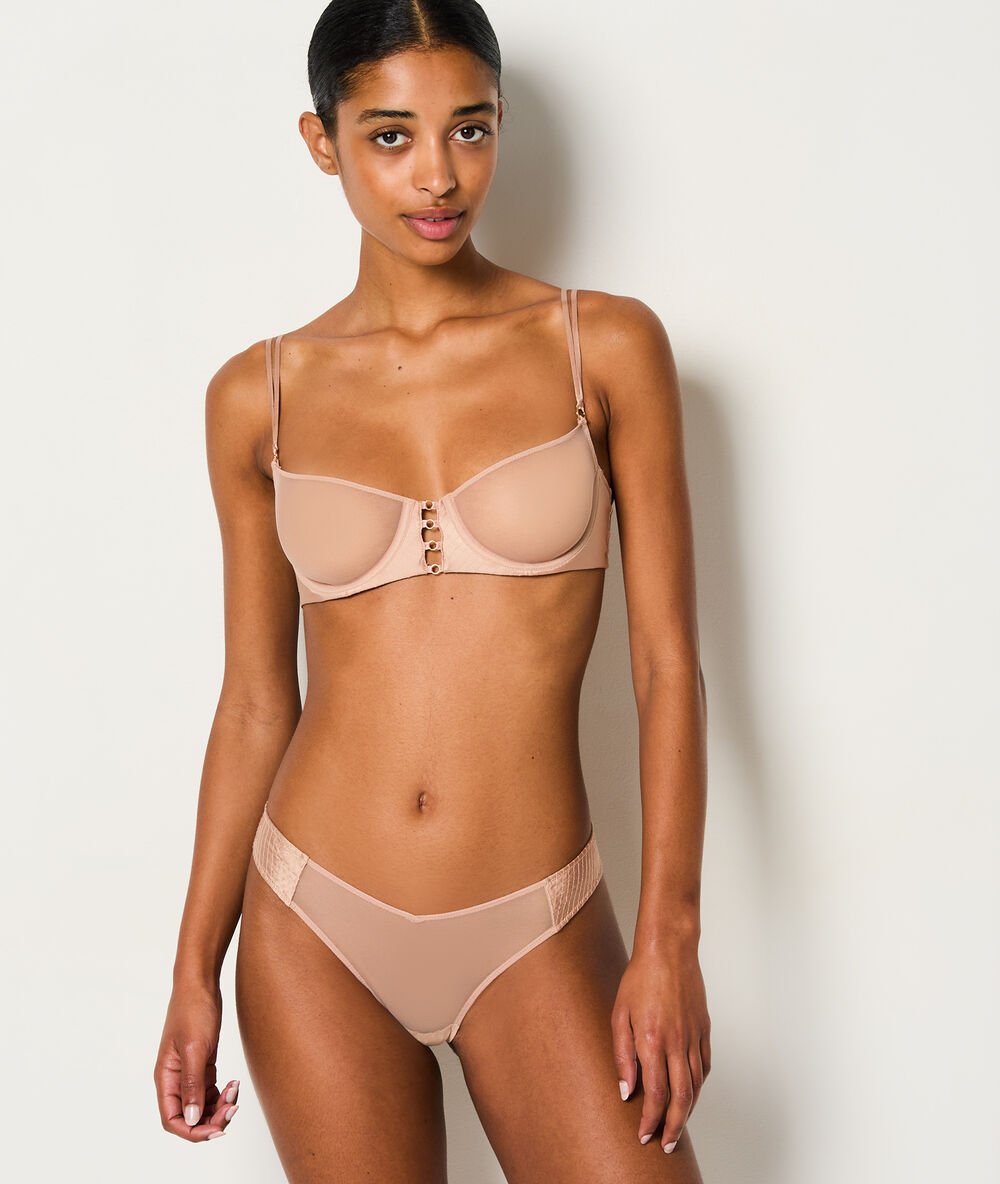 Soutien-gorge classique sans coques en soie et tulle blush.