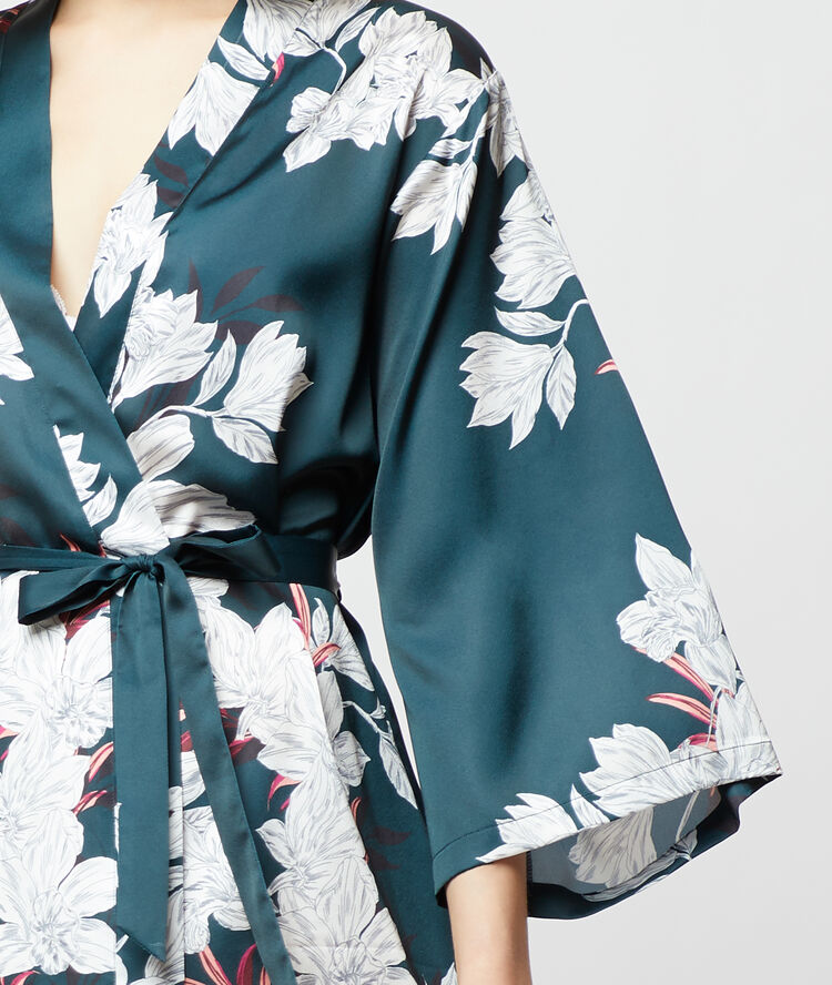 Kimono satiné imprimé fleuri bleu.