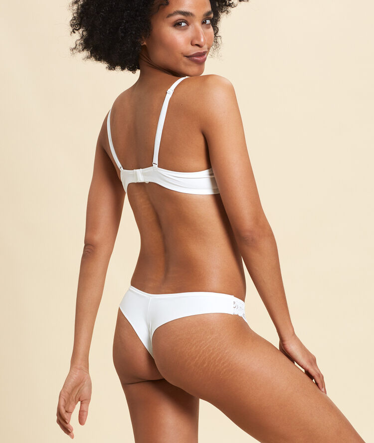 Tanga en dentelle ecru.
