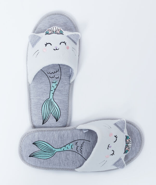 Chaussons ouverts imprimés gris.