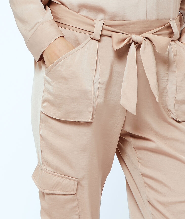 Pantalon satiné cargo beige.