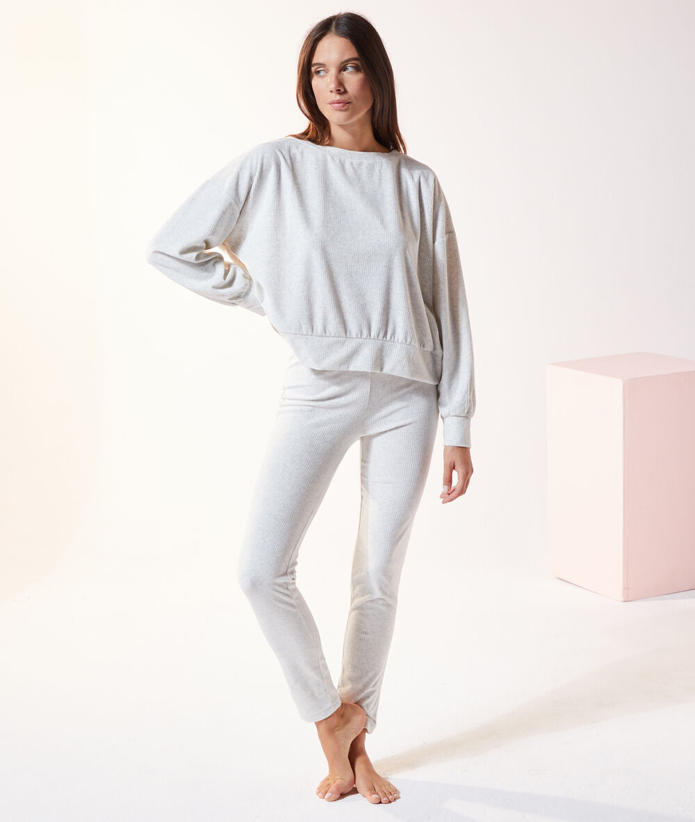Pantalon côtelé gris.