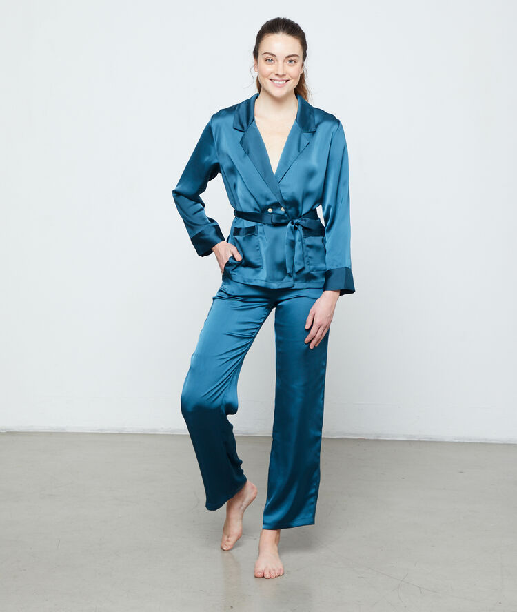 Chemise de pyjama bleu canard.