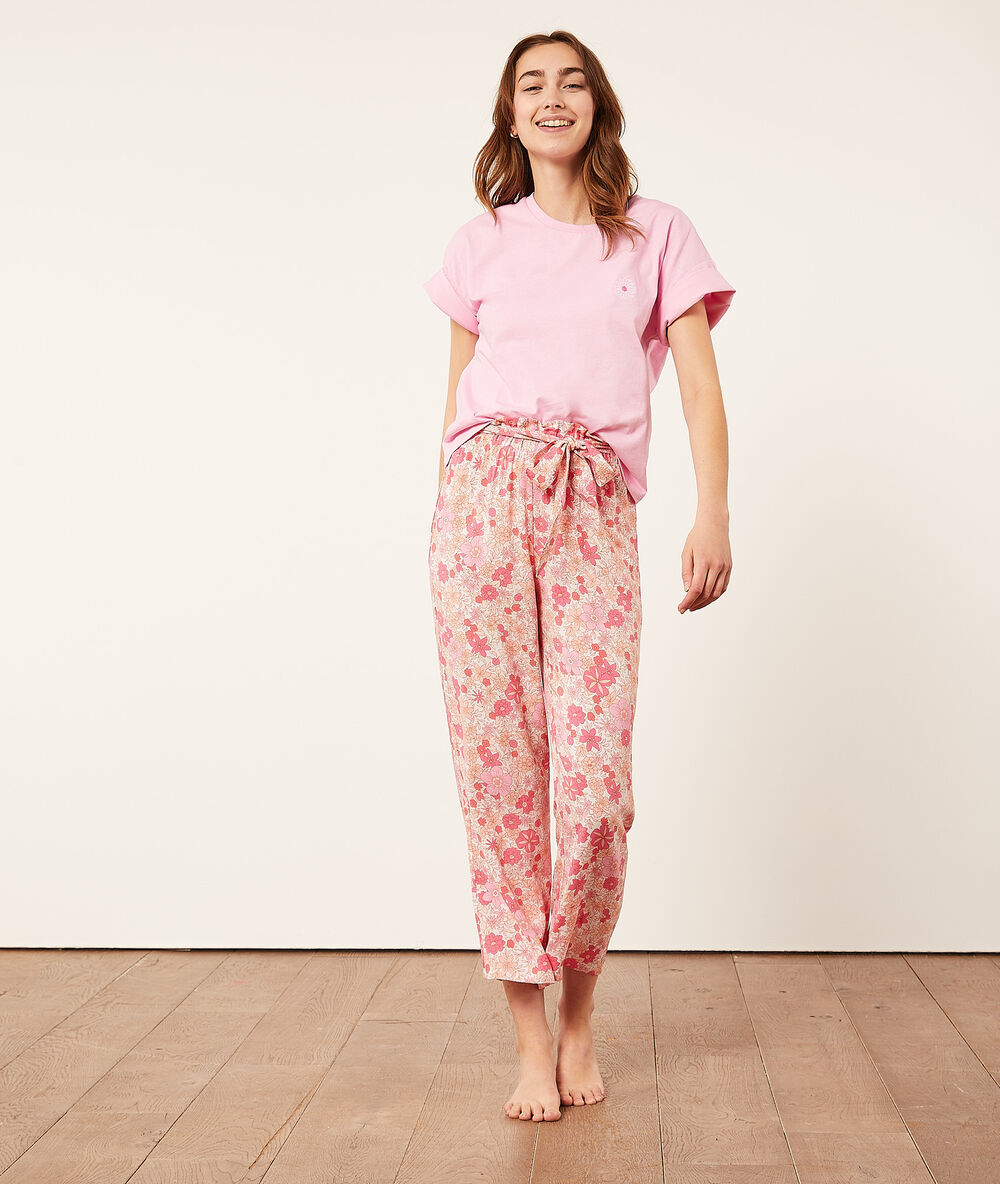 Pantalon de pyjama imprimé rose.