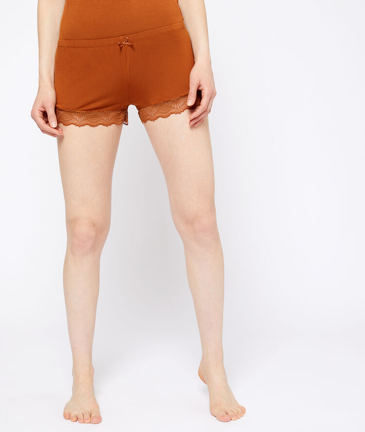 Short à bords en dentelle ocre.