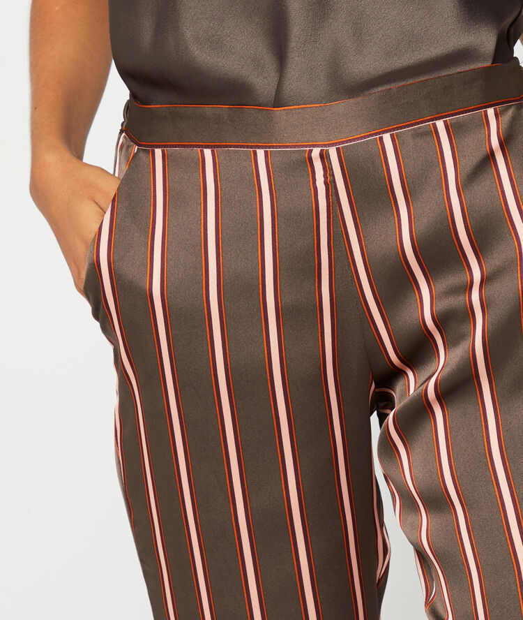 Pantalon satiné à rayures taupe.