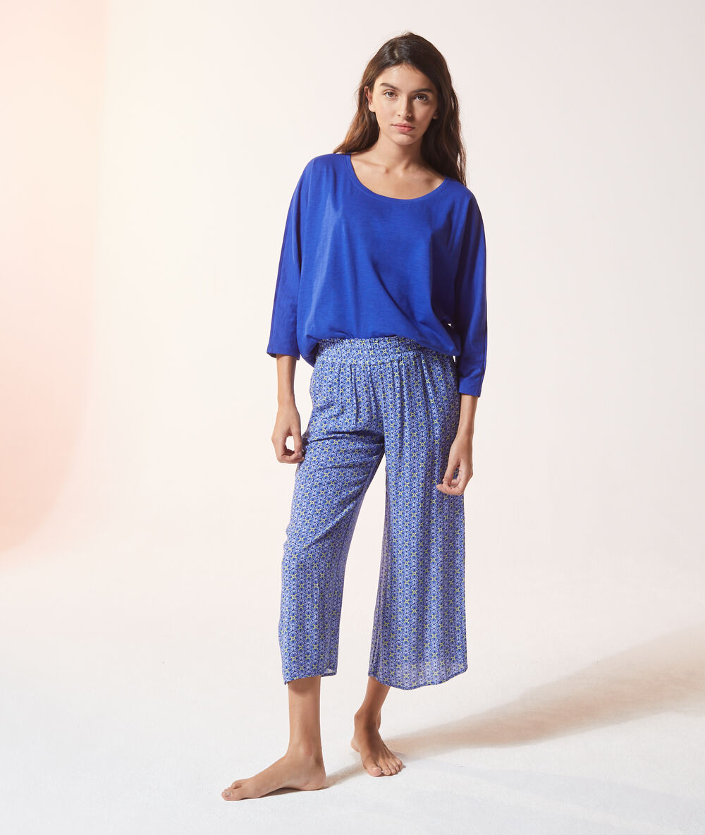 Pantacourt de pyjama imprimé bleu.