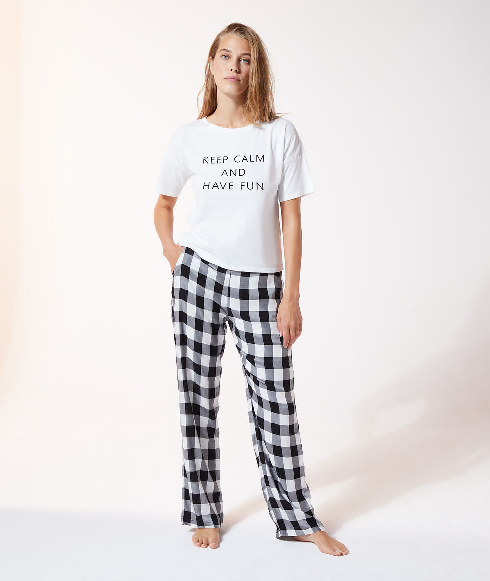 Pantalon à carreaux noir.