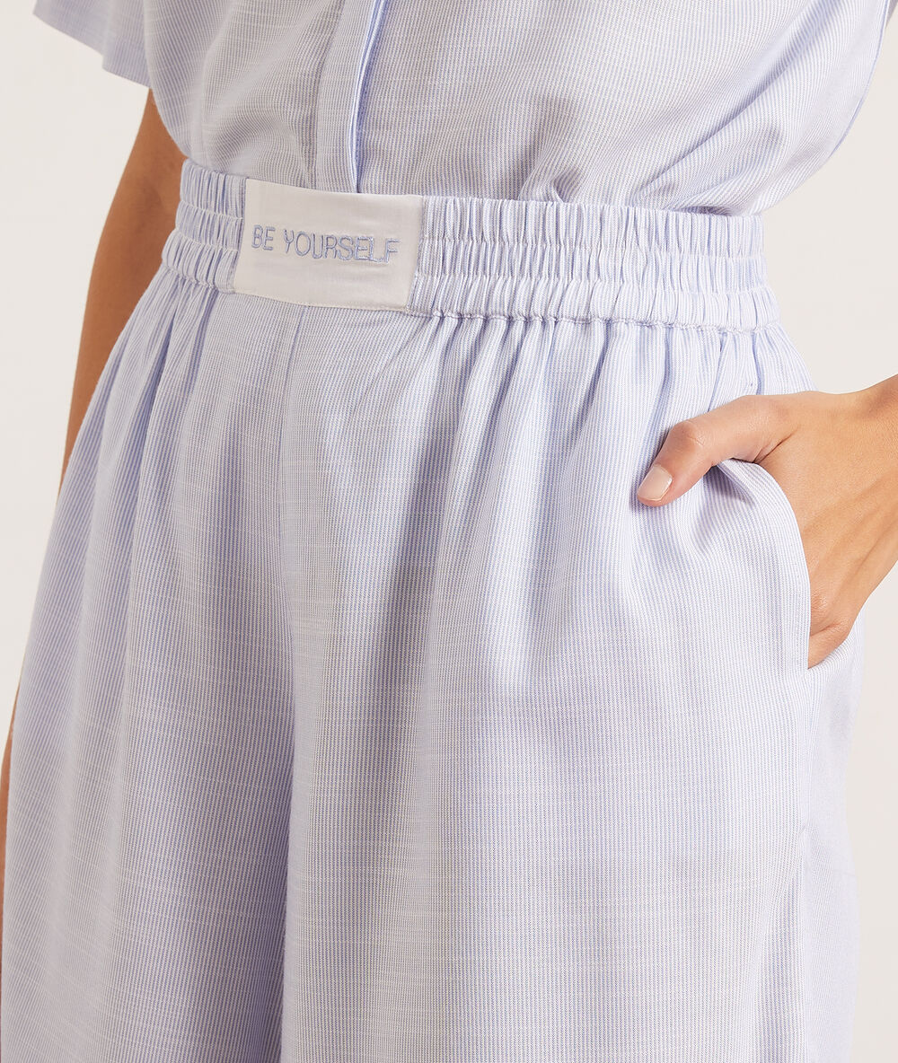 Short de pyjama bleu.