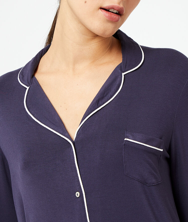 Chemise de nuit marine.