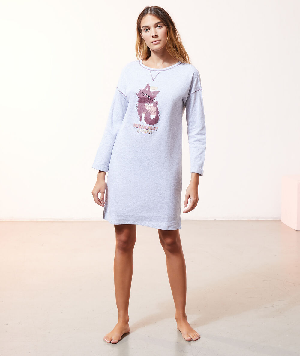 Chemise de nuit gris.