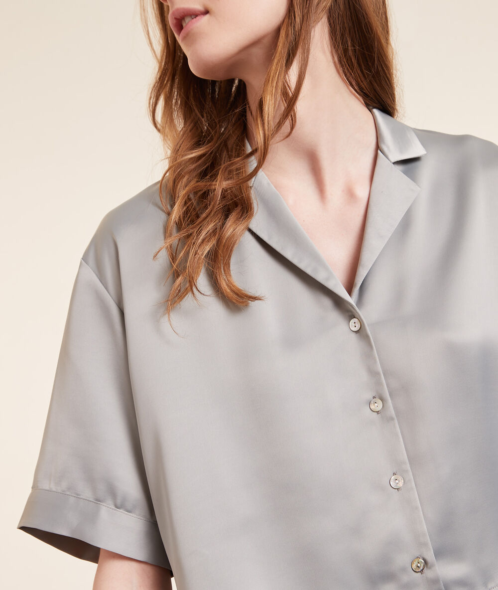 Chemise satinée manches courtes gris clair.