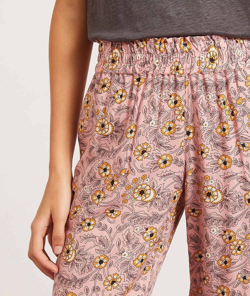 Pantalon de pyjama imprimé rose.