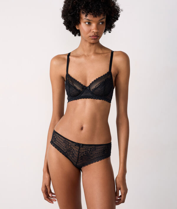 Soutien-gorge corbeille en dentelle noir.