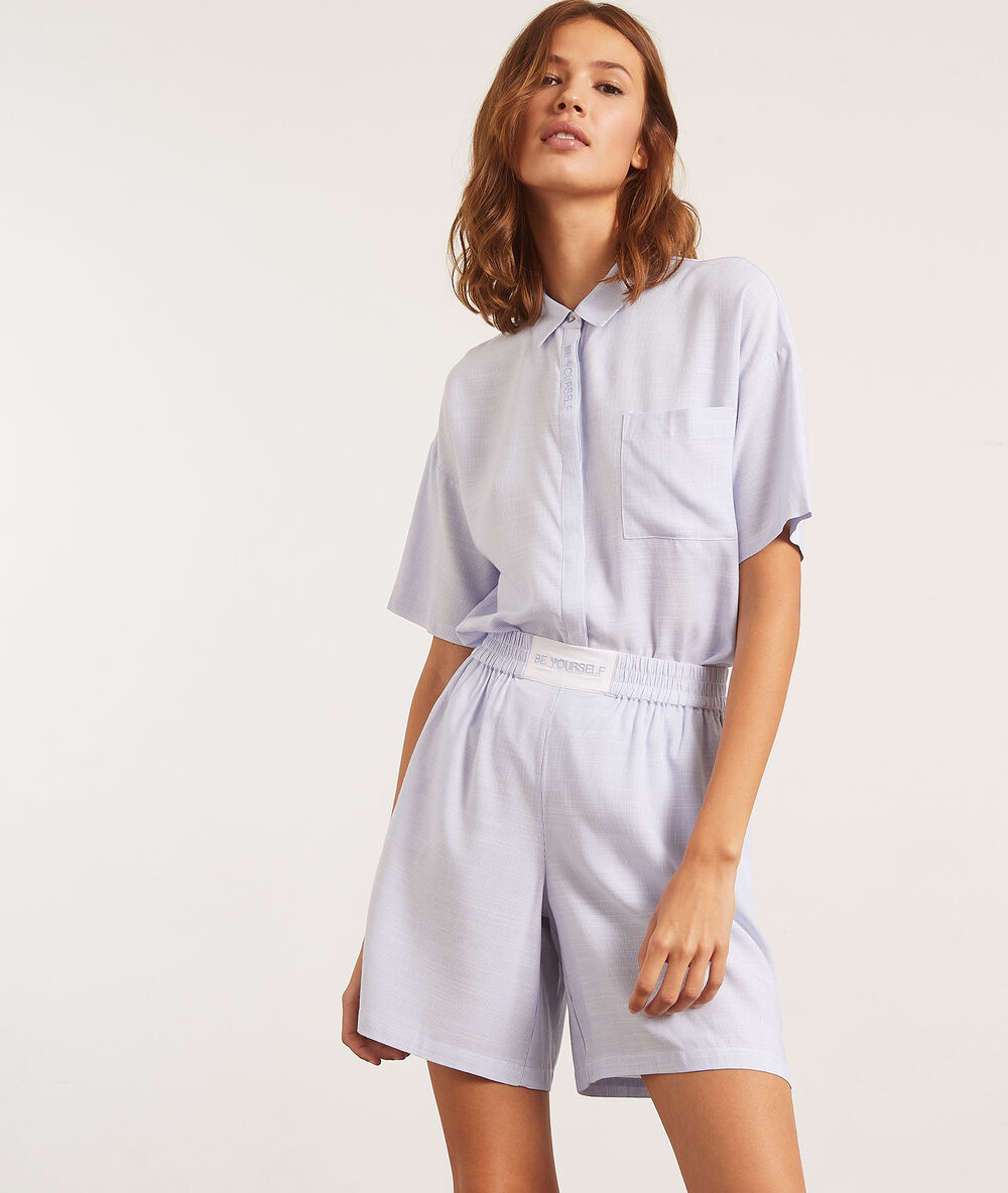 Short de pyjama bleu.
