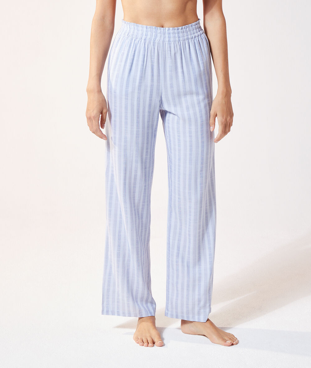 Pantalon de pyjama rayé bleu.