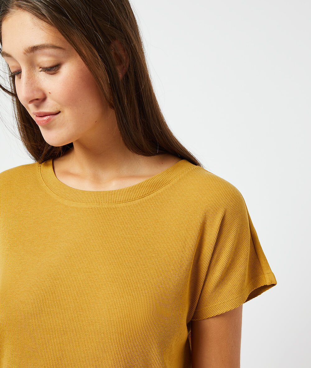 T-shirt côtelé anis.