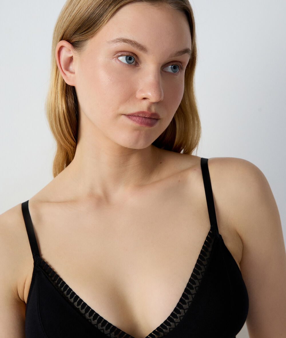 Triangle sans armatures, pads amovibles en coton bio noir.
