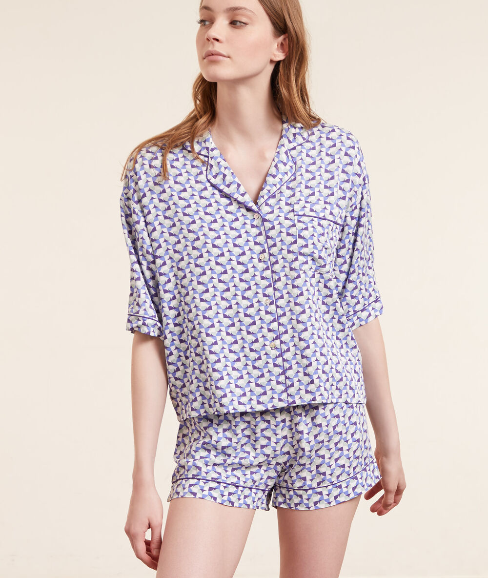 Chemise de pyjama imprimée lilas.