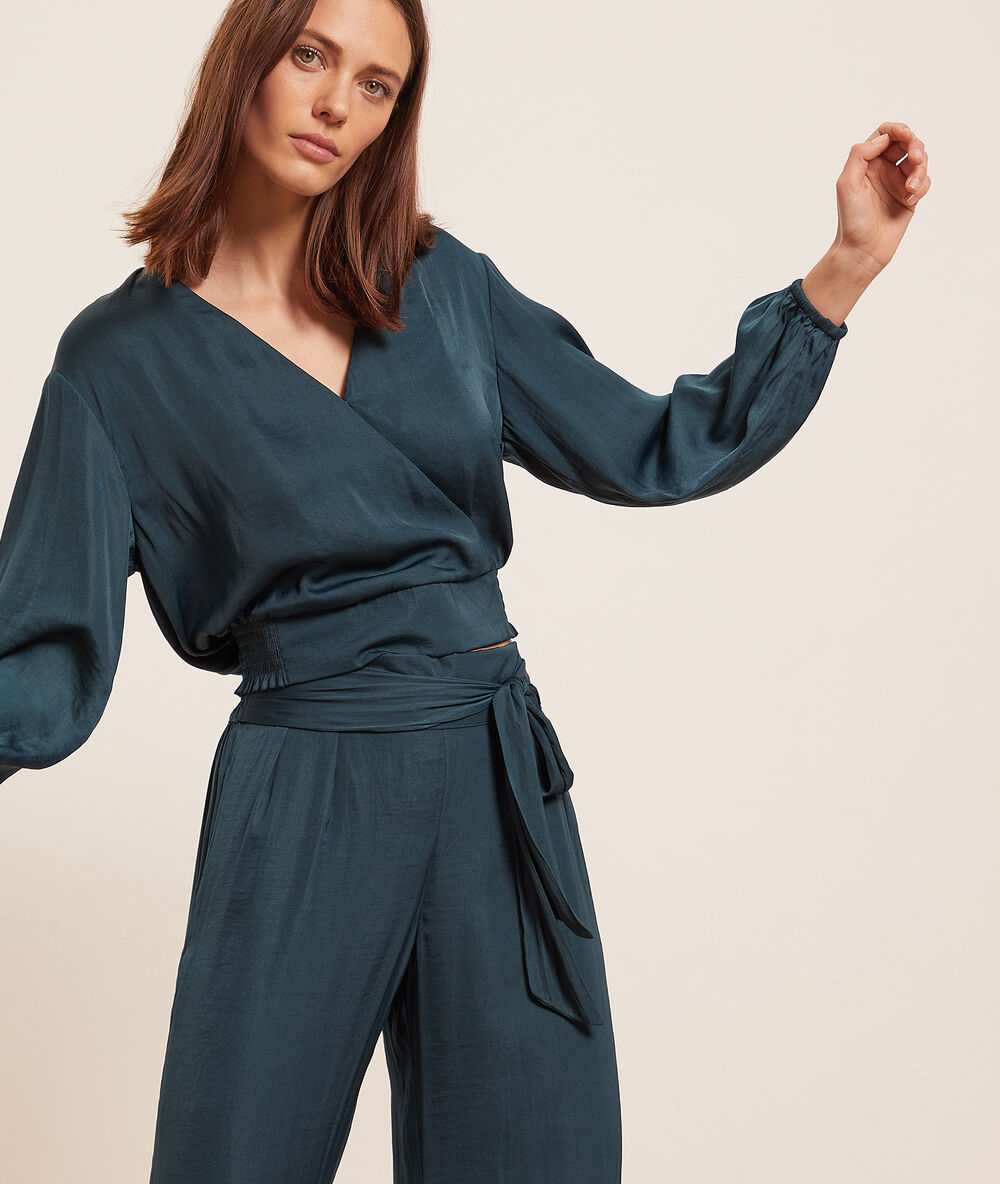 Pantalon de pyjama satiné vert.