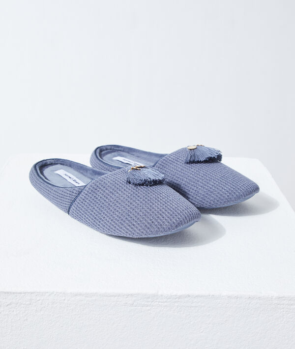 Chaussons mules à pompons Chaussons mules à pompons;${refinementColor}