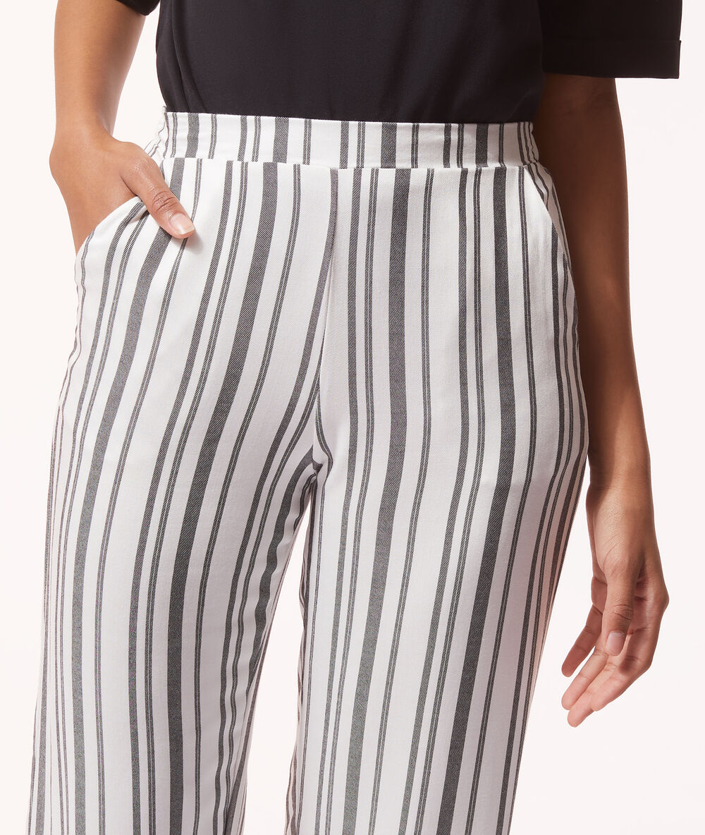 Pantalon de pyjama à rayures noir.