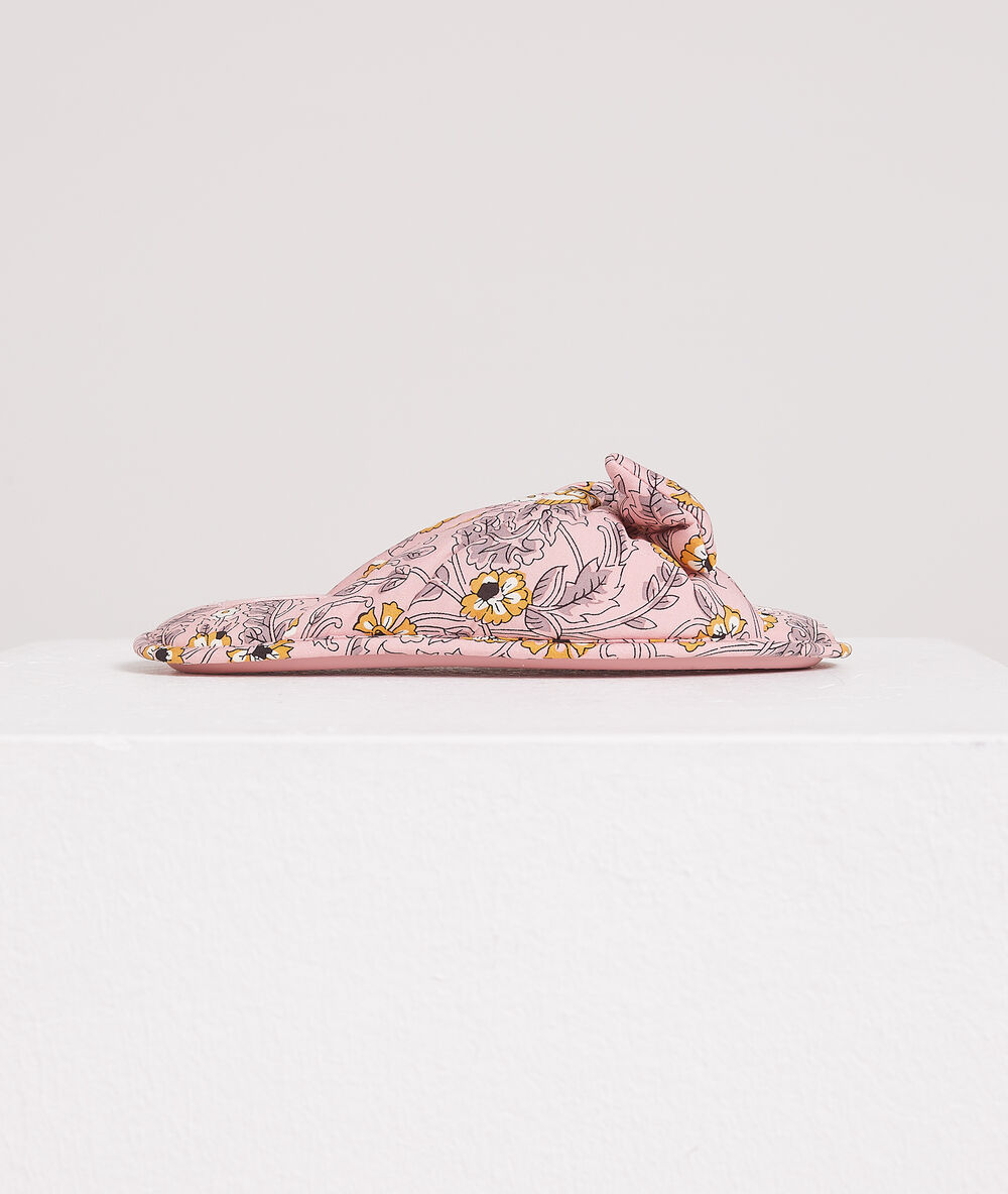Chaussons mules ouvertes à noeud imprimés rose.