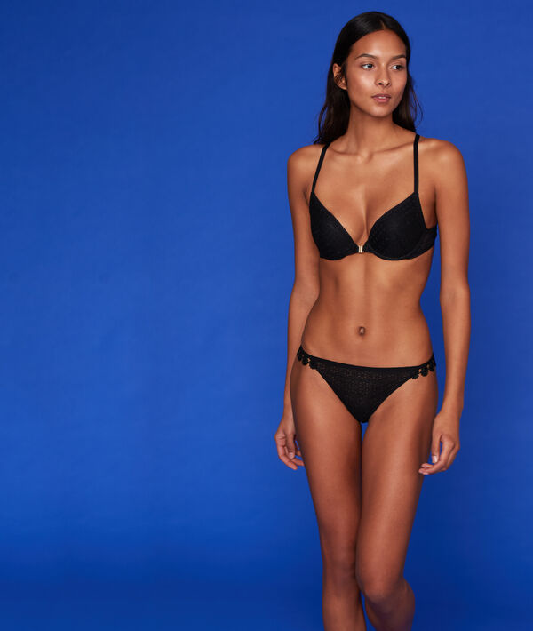 String en dentelle noir.