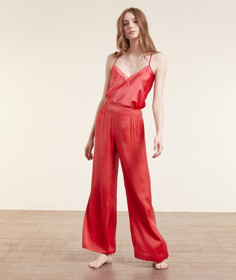 Pantalon de pyjama satiné rose.