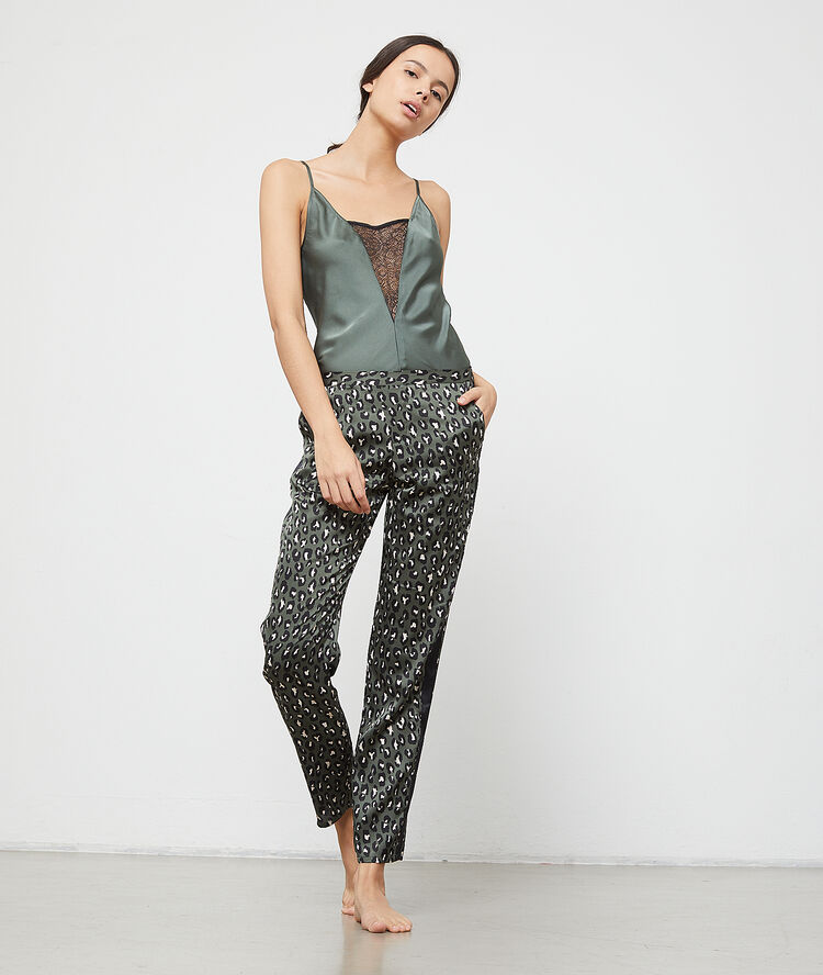 Pantalon satiné imprimé léopard kaki.