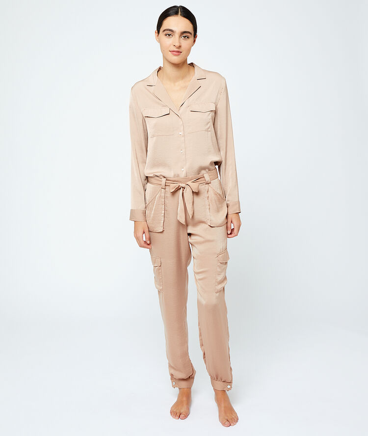 Chemise de pyjama beige.