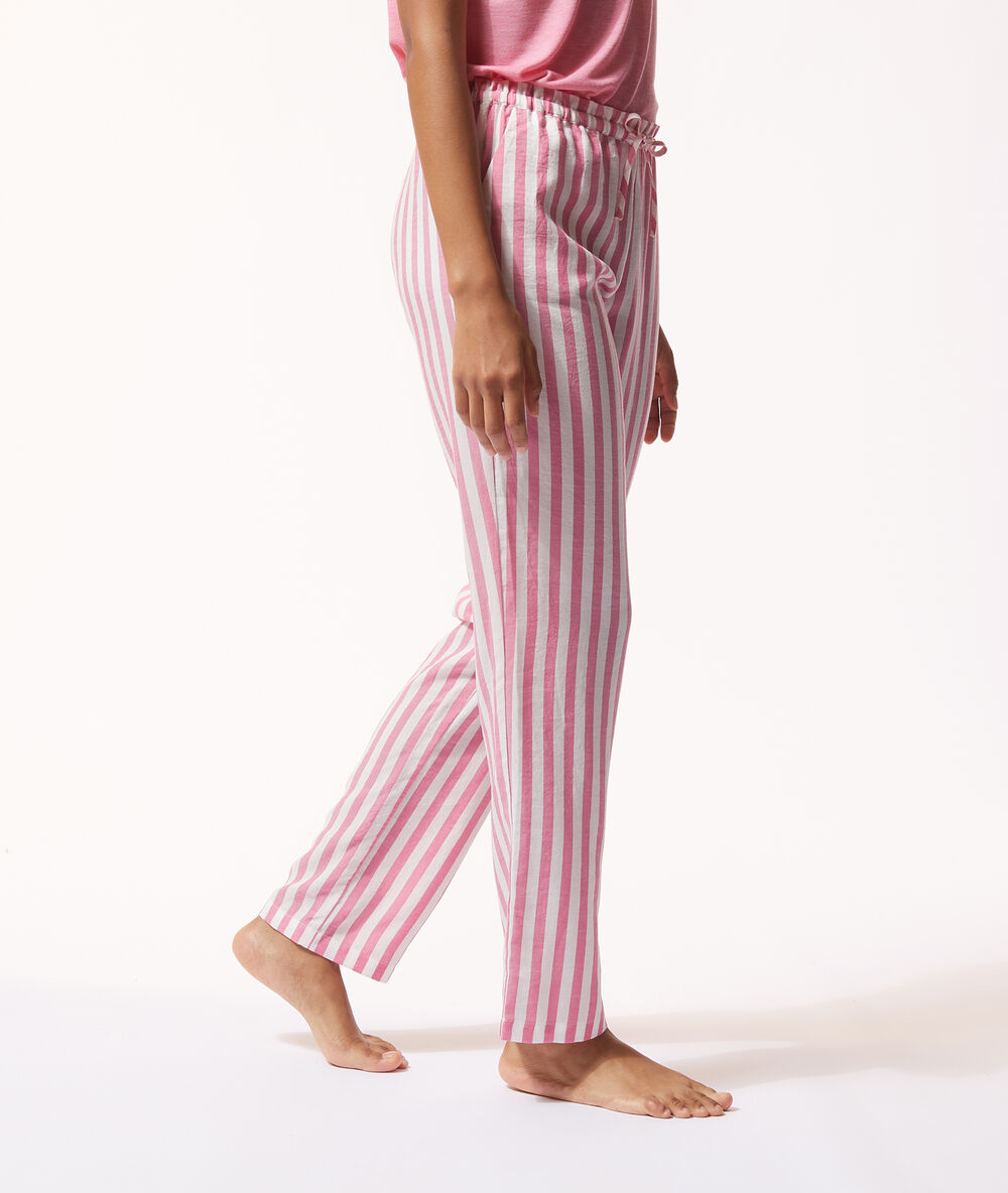 Pantalon de pyjama rayé rose.