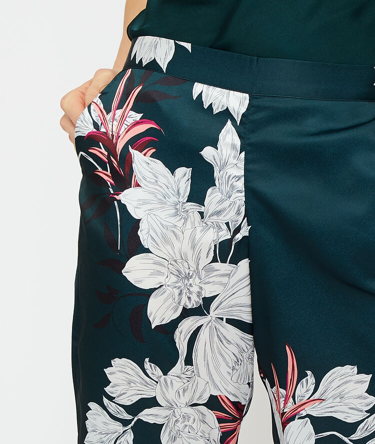 Pantalon de pyjama satiné vert.