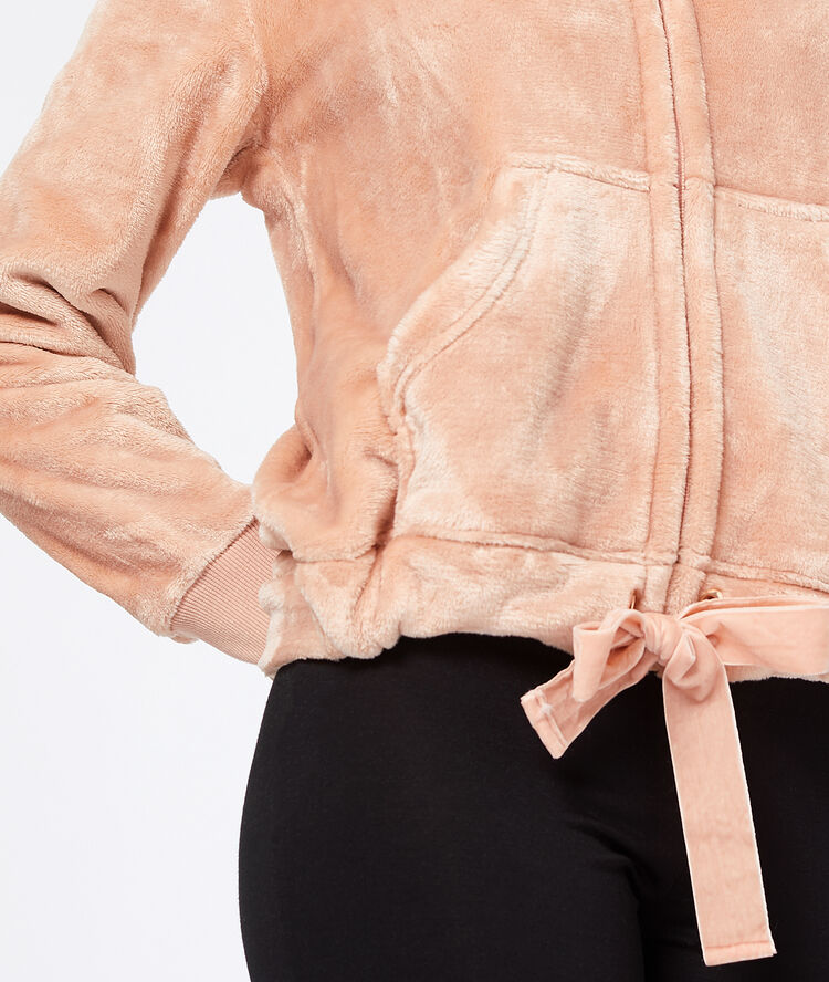 Veste fausse fourrure à capuche rose.
