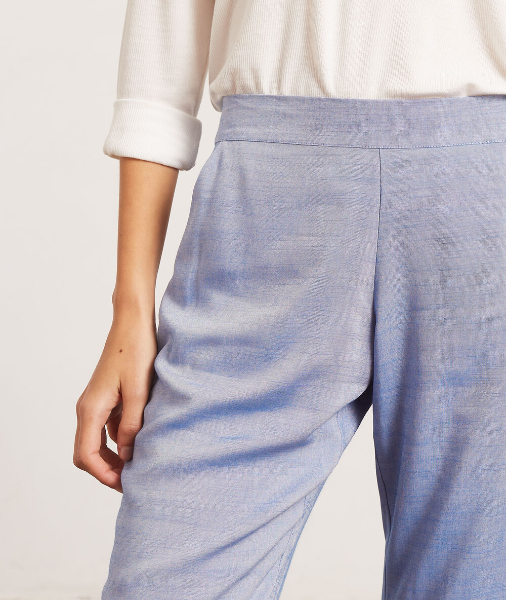 Pantalon de pyjama bleu.