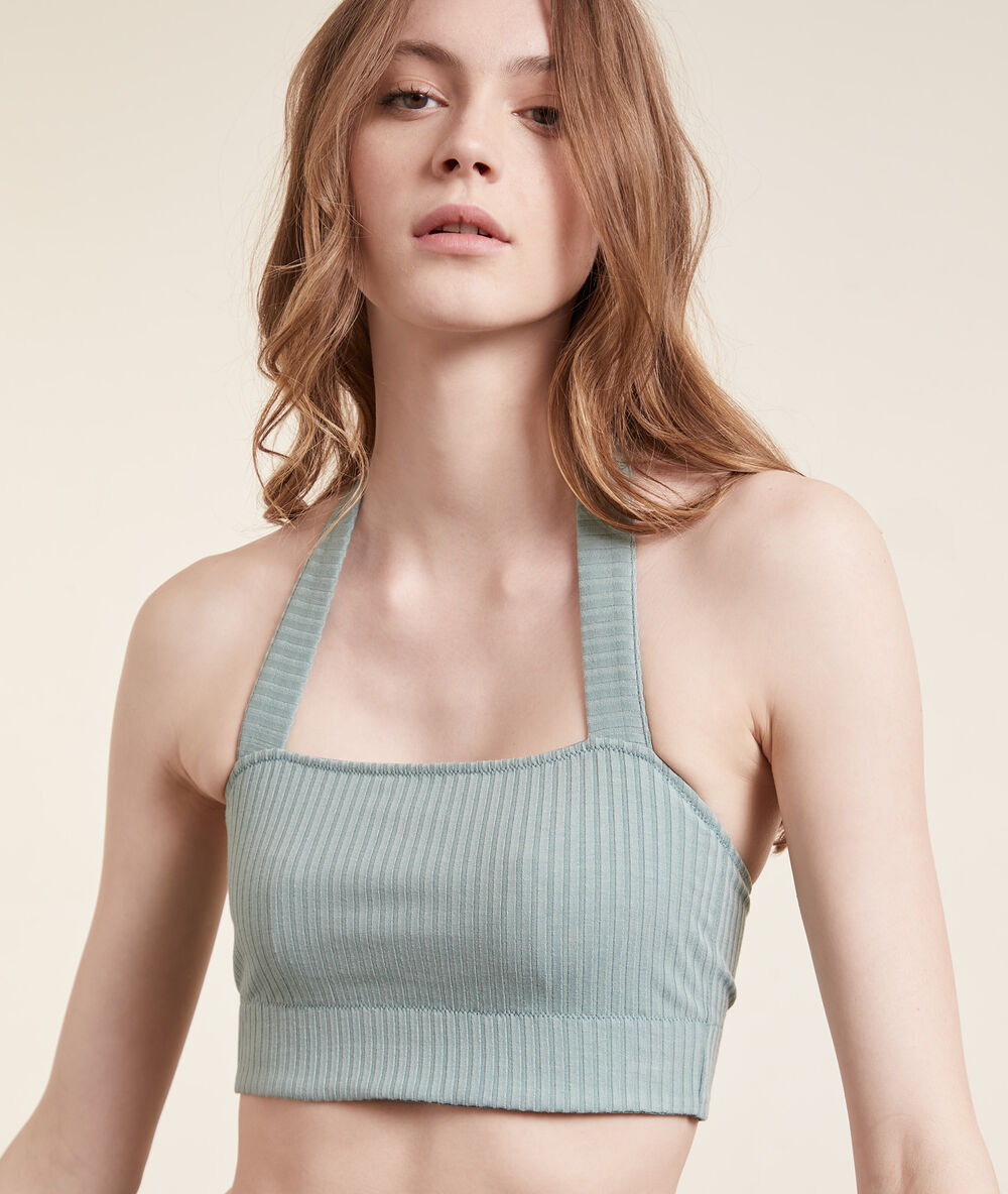 Crop top dos nu en maille côtelée vert.