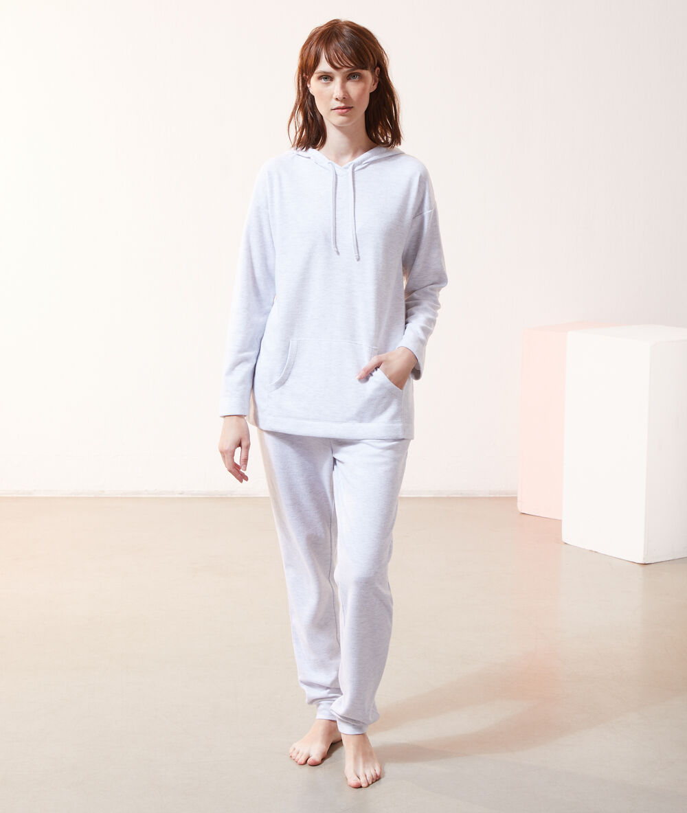 Pantalon de pyjama gris.