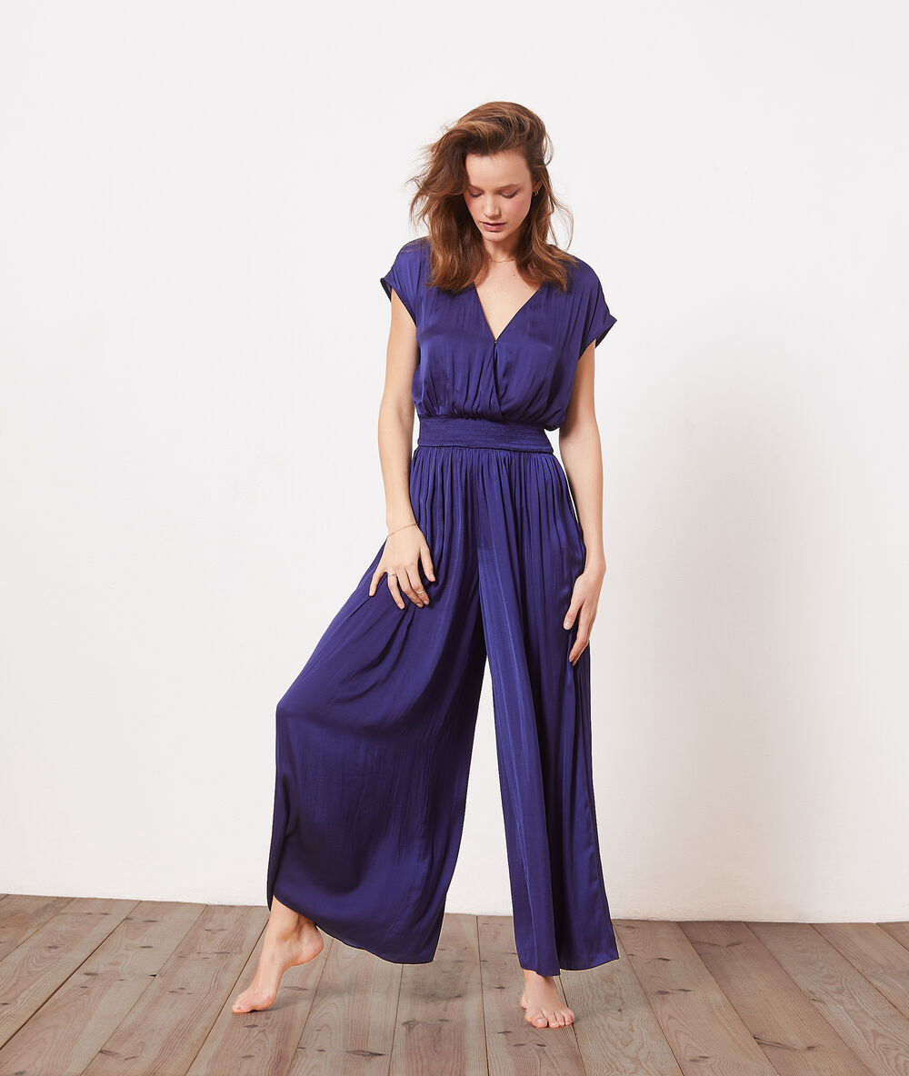Combinaison pantalon satinée bleu vif.