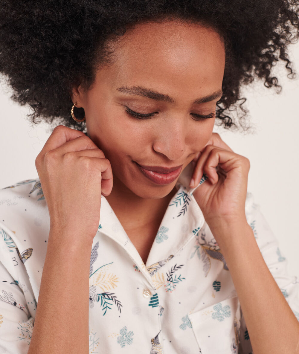 Chemise de pyjama imprimé fleuri ecru.
