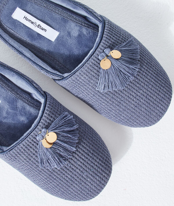 Chaussons mules à pompons Chaussons mules à pompons;${refinementColor}