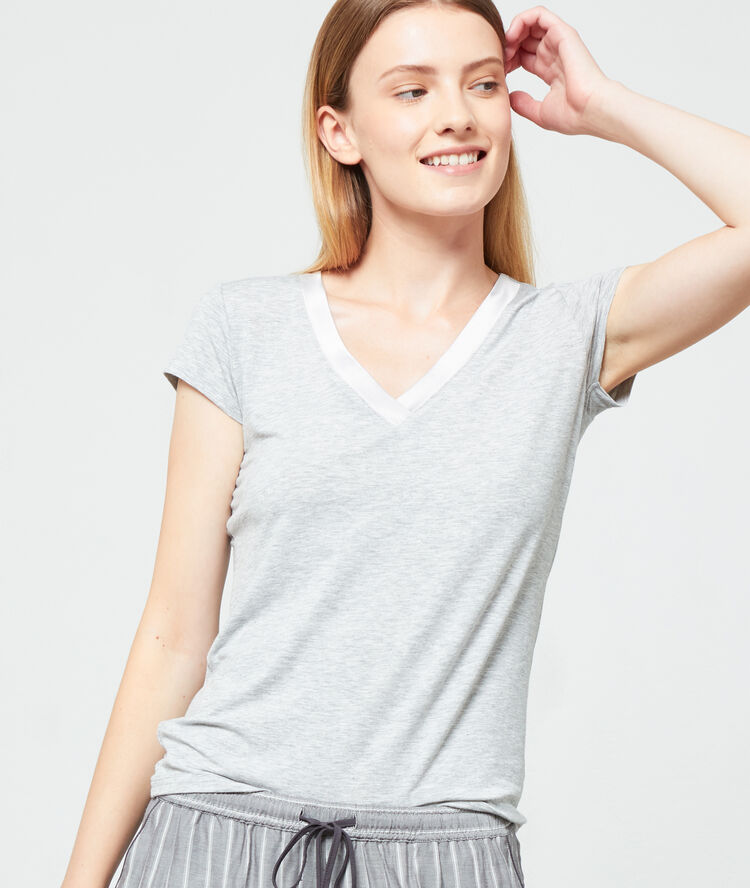 T-shirt décolleté v satiné gris.