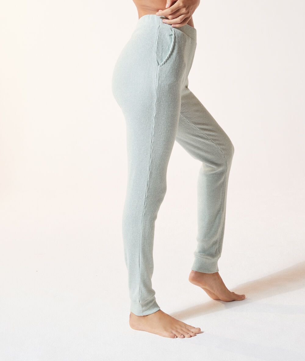 Pantalon matière côtelée vert.