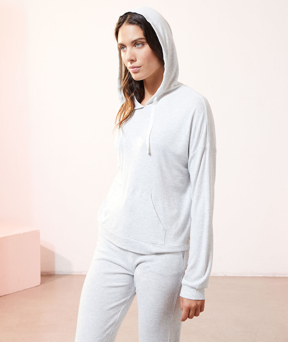 Sweatshirt à capuche gris.